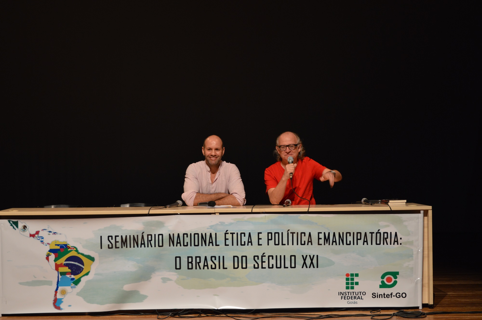 Professor da Unesp - Câmpus Marília, Marcos Del Roio, e o coordenador do Seminário e professor do Câmpus Goiânia, Marcelo Lira, na conferência de abertura, no Teatro do IFG - Câmpus Goiânia.